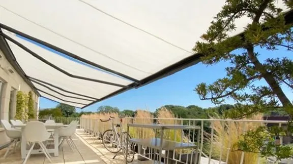Store banne déployé sur une terrasse, réalisation Profeno